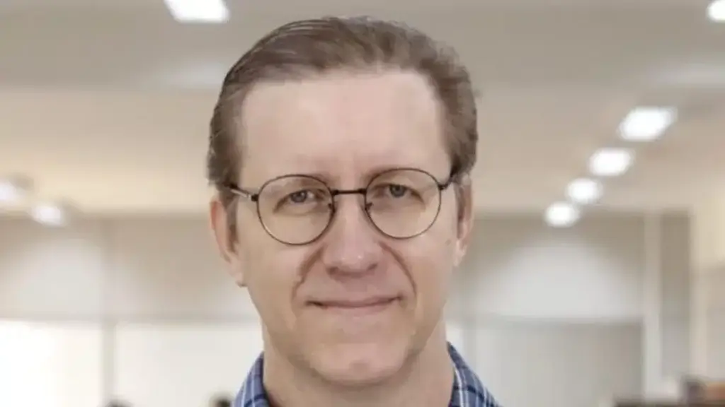 foto do rosto do professor dr. francisco rodrigues. ele é branco, usa óculos e aparece com um leve sorriso. o fundo está desfocado.