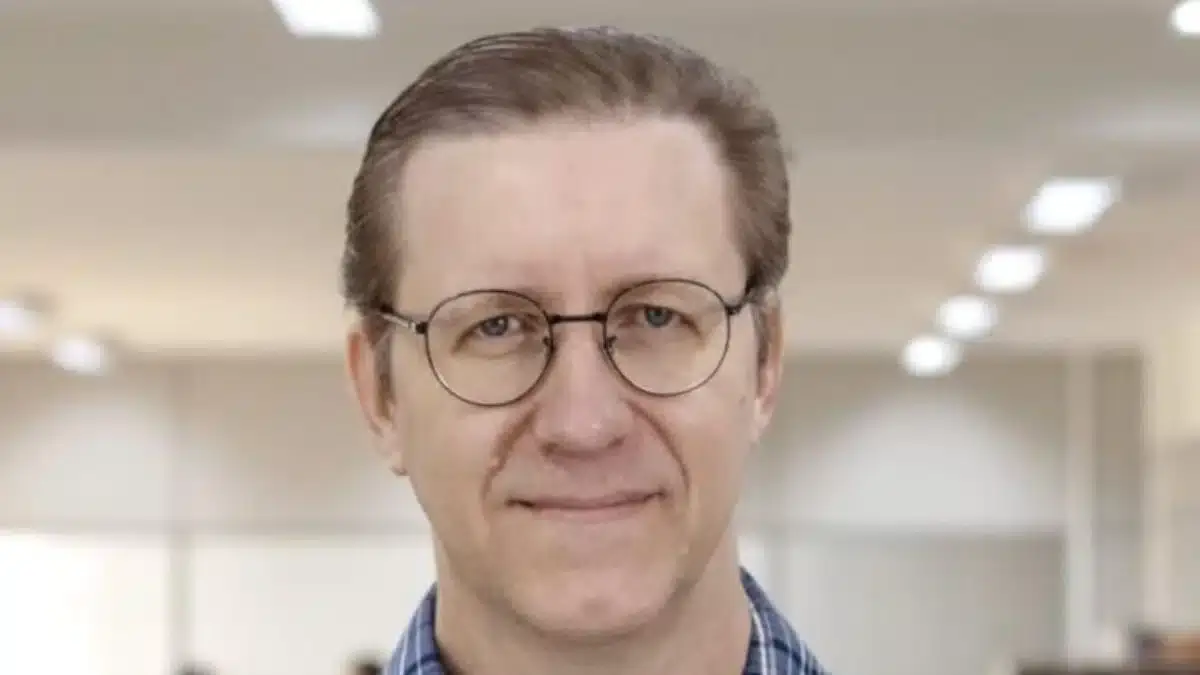 foto do rosto do professor dr. francisco rodrigues. ele é branco, usa óculos e aparece com um leve sorriso. o fundo está desfocado.